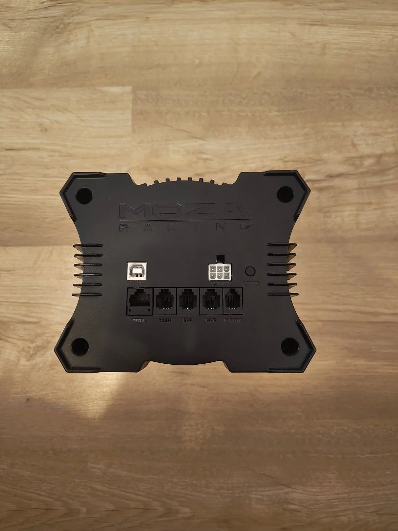 Комплект База Moza R9v3 + Педали SR-P + Руль Moza - миниатюра 4