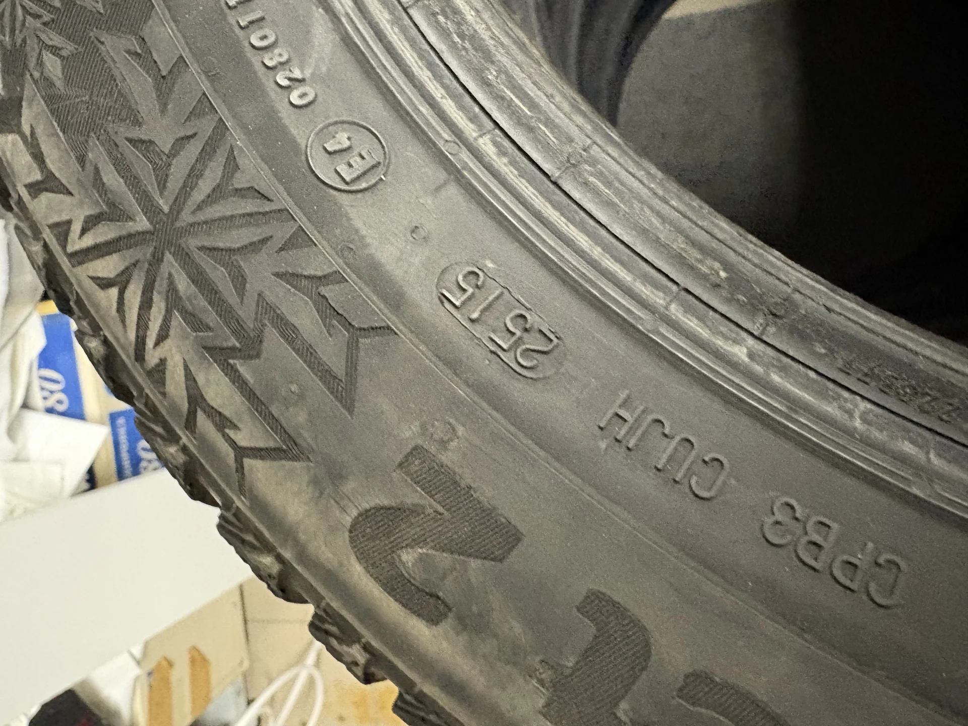 Зимняя резина Continental IceContact 2 215/55/16 - миниатюра 3