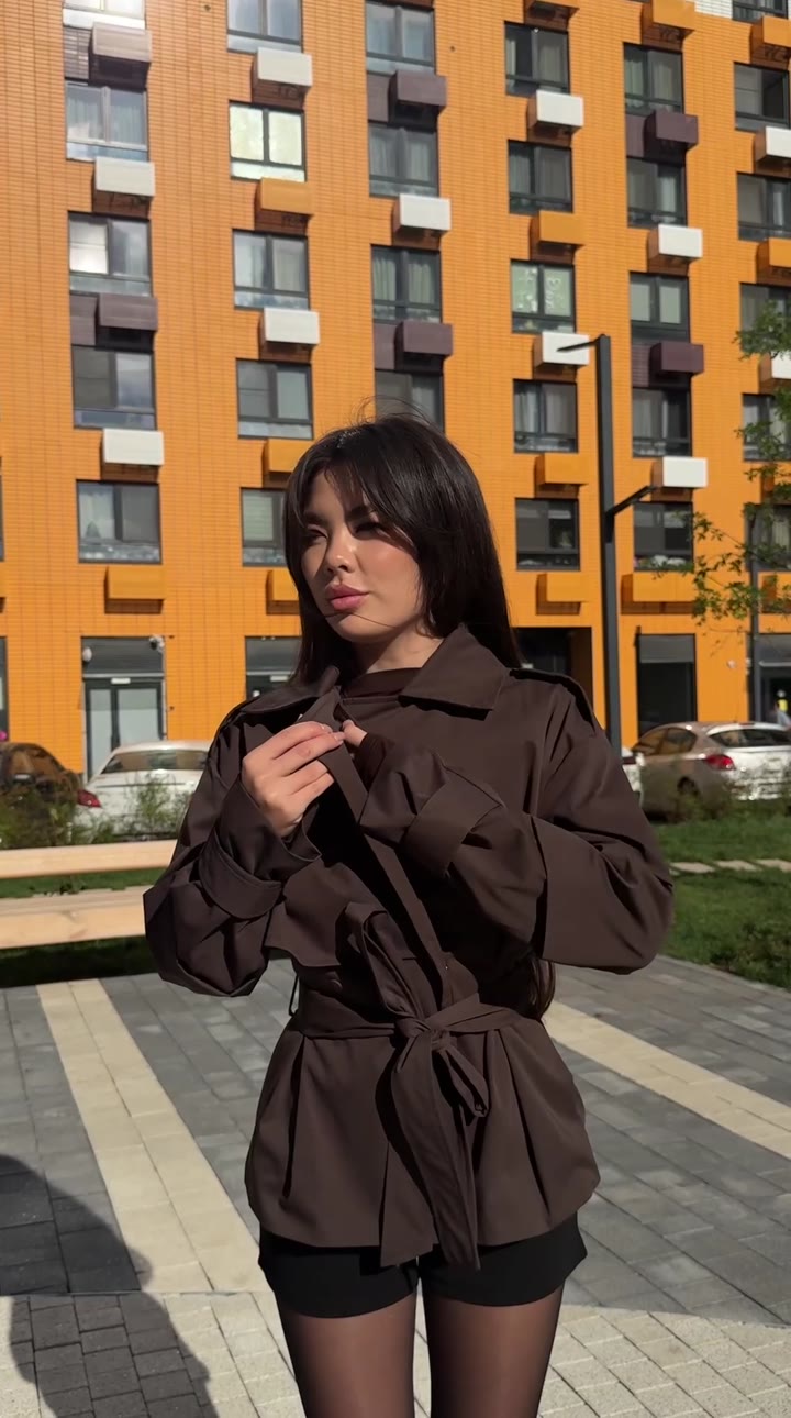 Женский укороченный тренч коричневый с поясом - видео 6