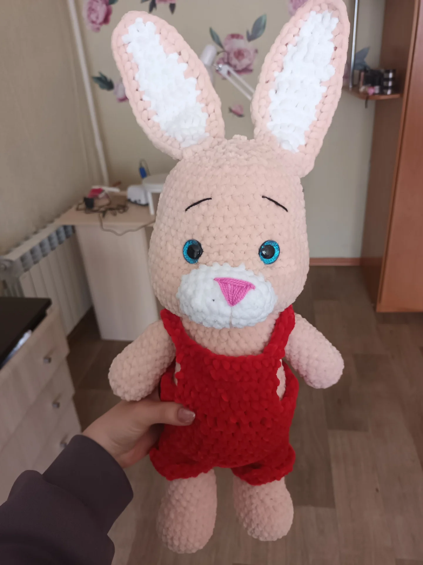 Вязаная игрушка большой заяц в комбинезоне - миниатюра 2