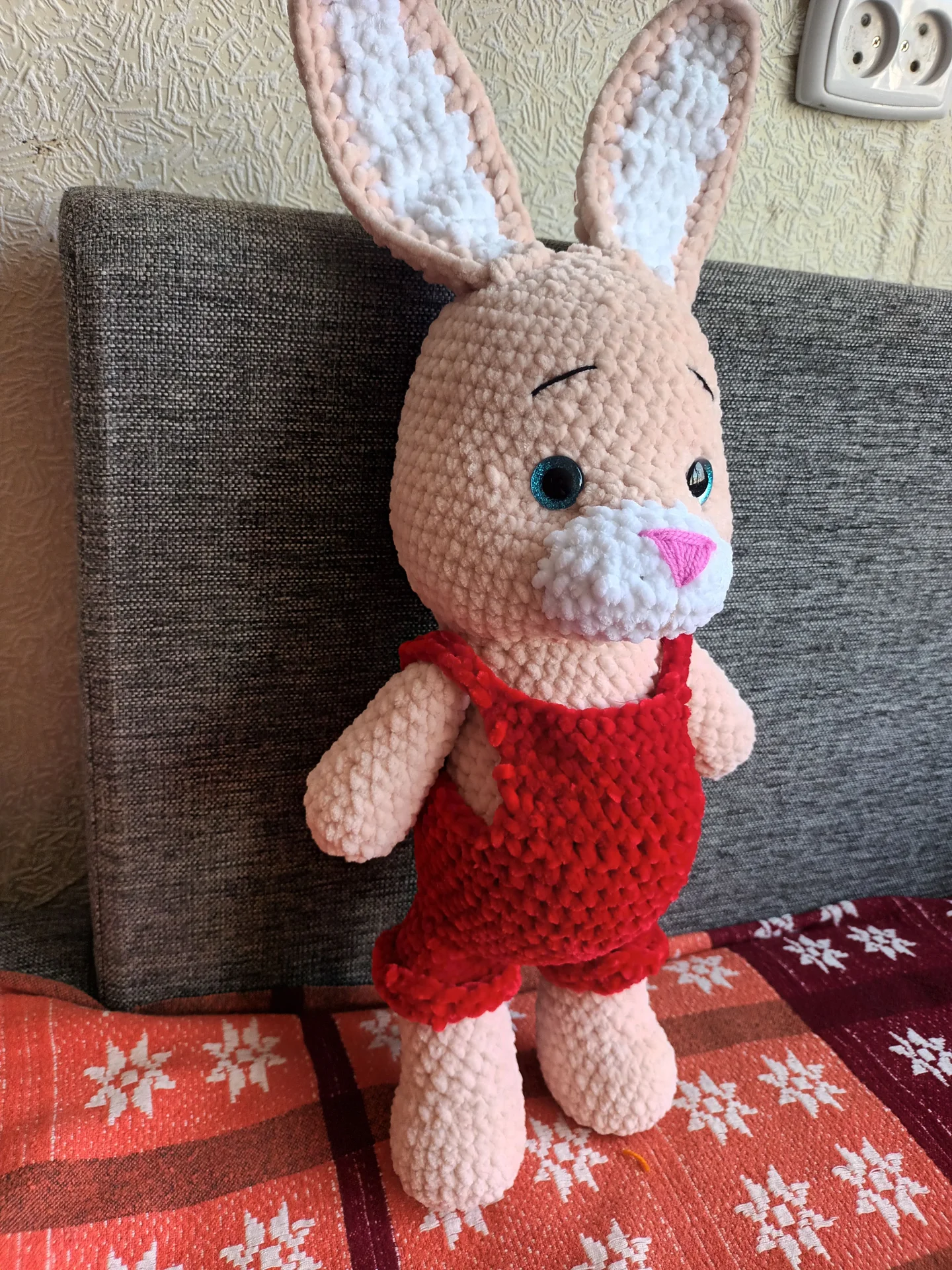 Вязаная игрушка большой заяц в комбинезоне - миниатюра 4