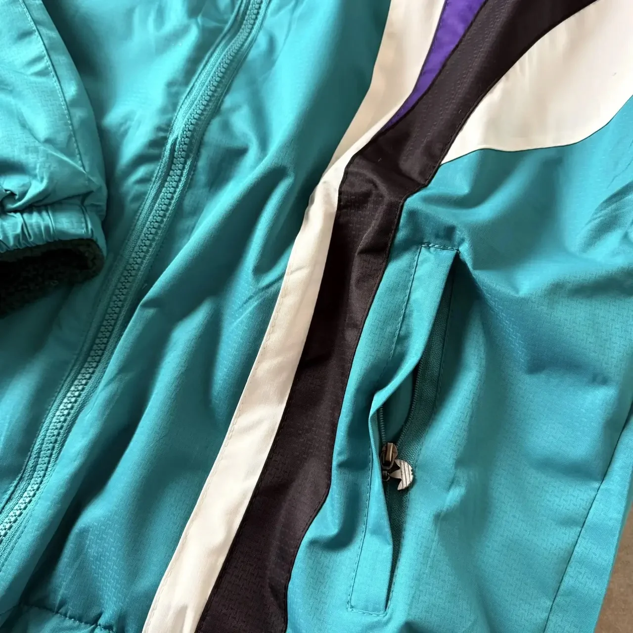 Новая двухсторонняя теплая куртка Adidas - миниатюра 3