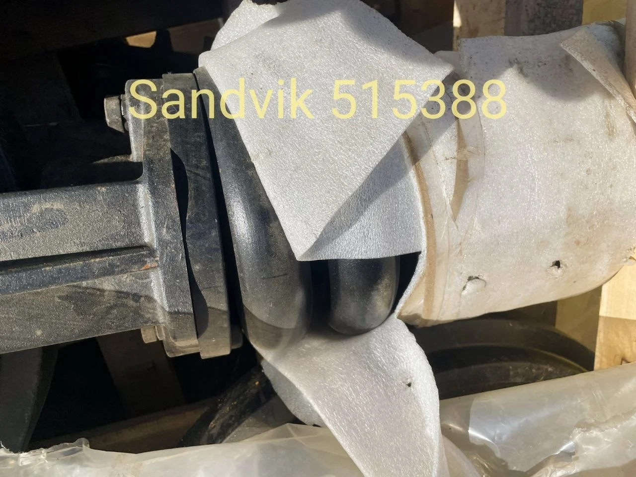 Натяжное колесо в сборе с демпфером Sandvik 515388 (для буровых установок / ПДМ - миниатюра 2