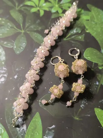 Браслет и серьги из розового кварца.