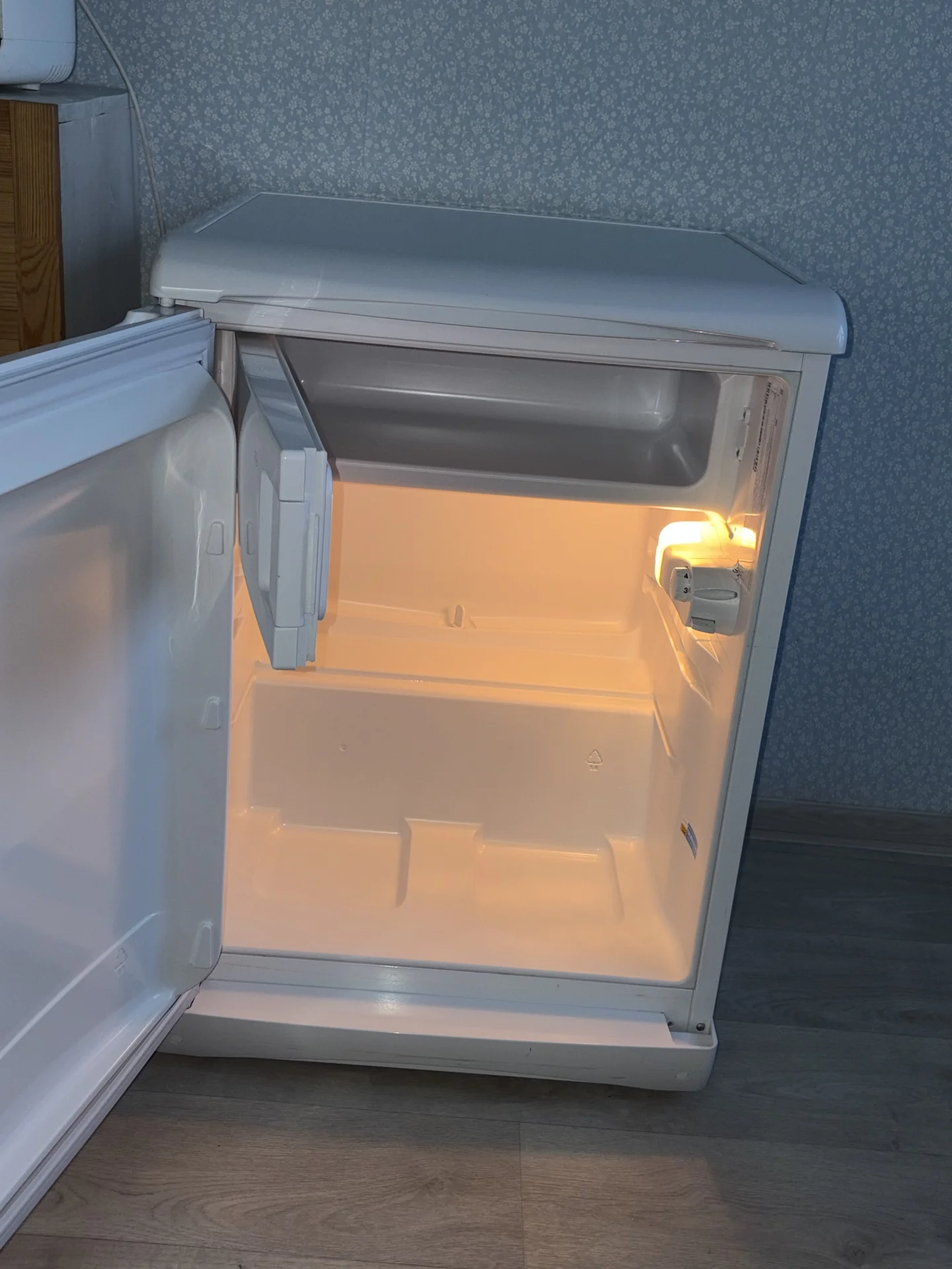 Холодильник маленький Indesit MT 08 - миниатюра 2