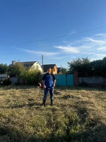 Покос травы триммером.