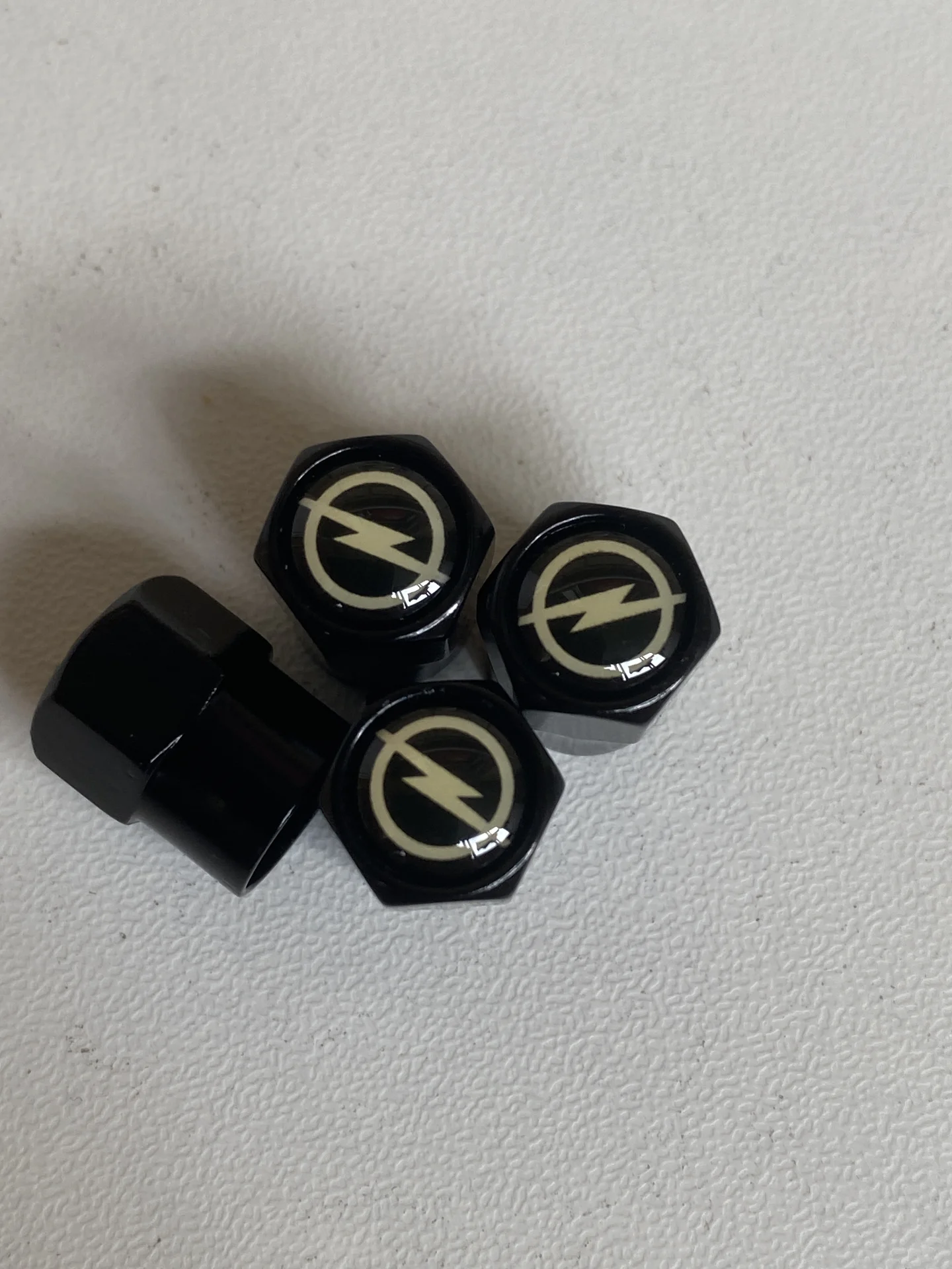 Колпачки на ниппель Opel (универсальные) — 4 шт. - изображение 1