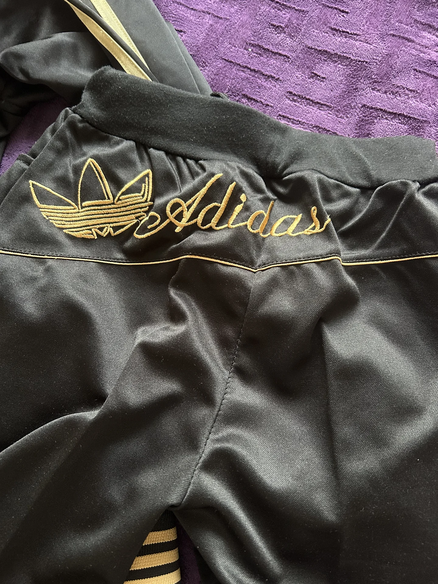Черный костюм Adidas с золотом - миниатюра 2