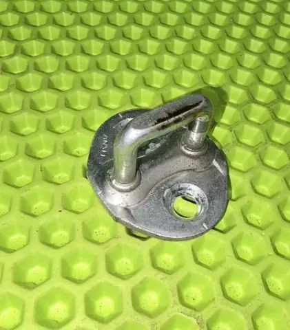 петля замка двери Mitsubishi lancer 10