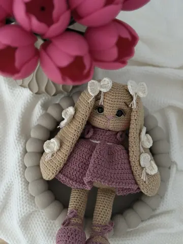 вязаная игрушка ручной работы зайка