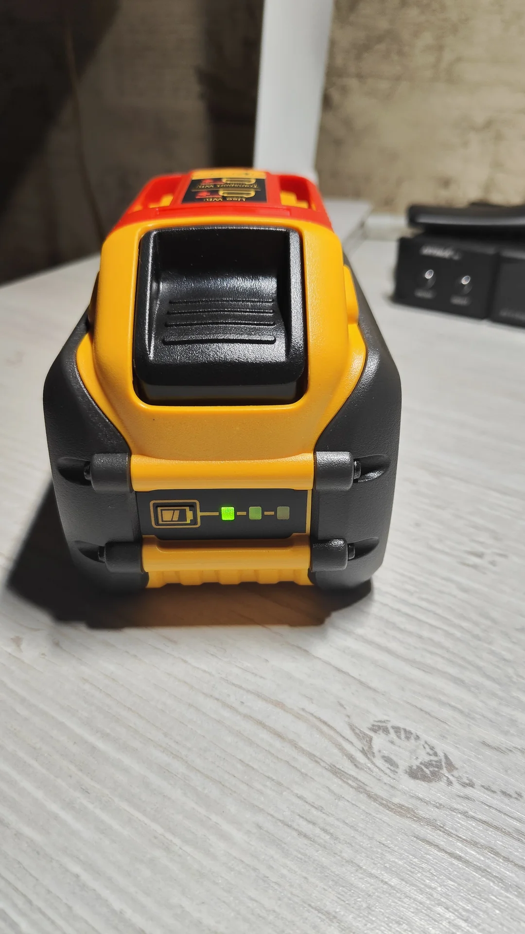 Аккумулятор DeWalt FlexVolt 15A - миниатюра 2