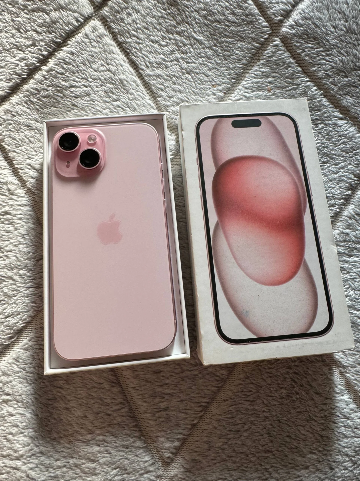 iPhone 15 розовый - миниатюра 2