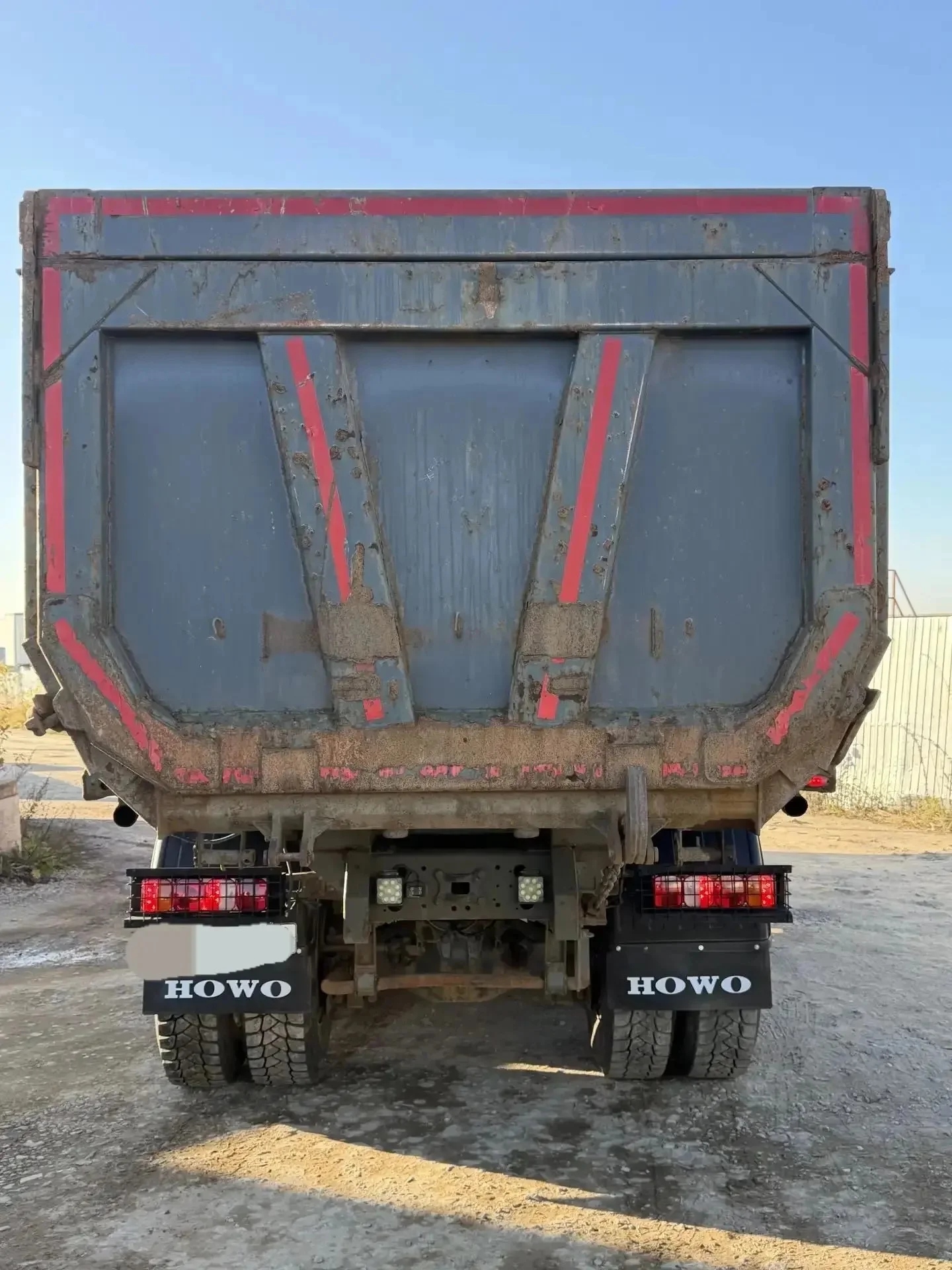 самосвал Howo T5G - миниатюра 5