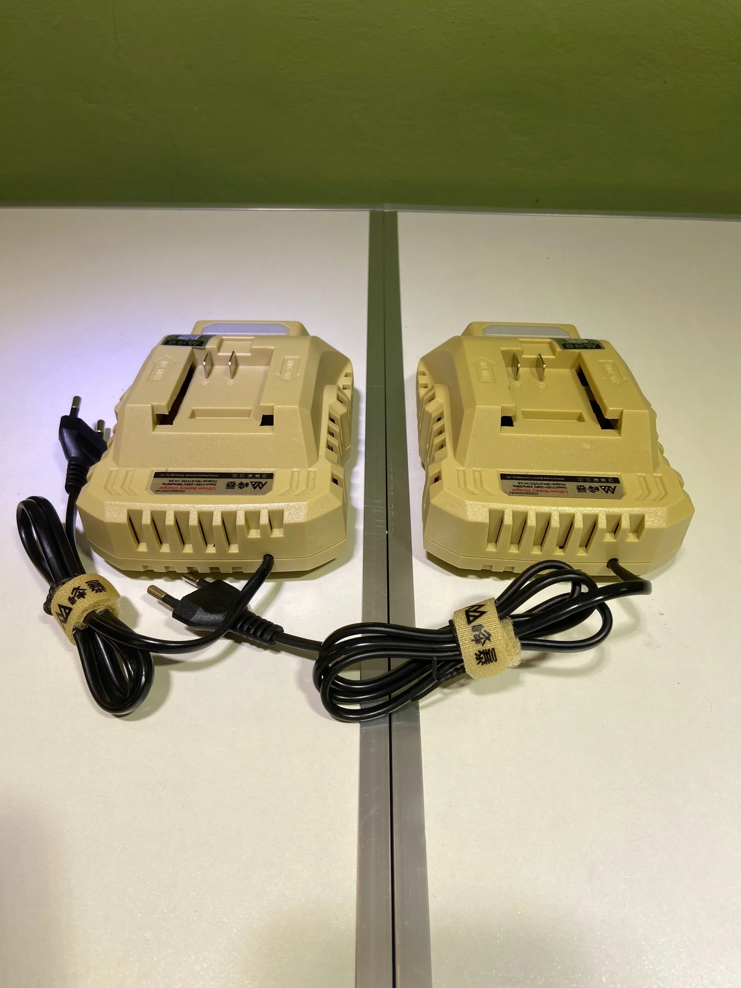 Зарядное устройство FengBao 21V, 2A - миниатюра 3