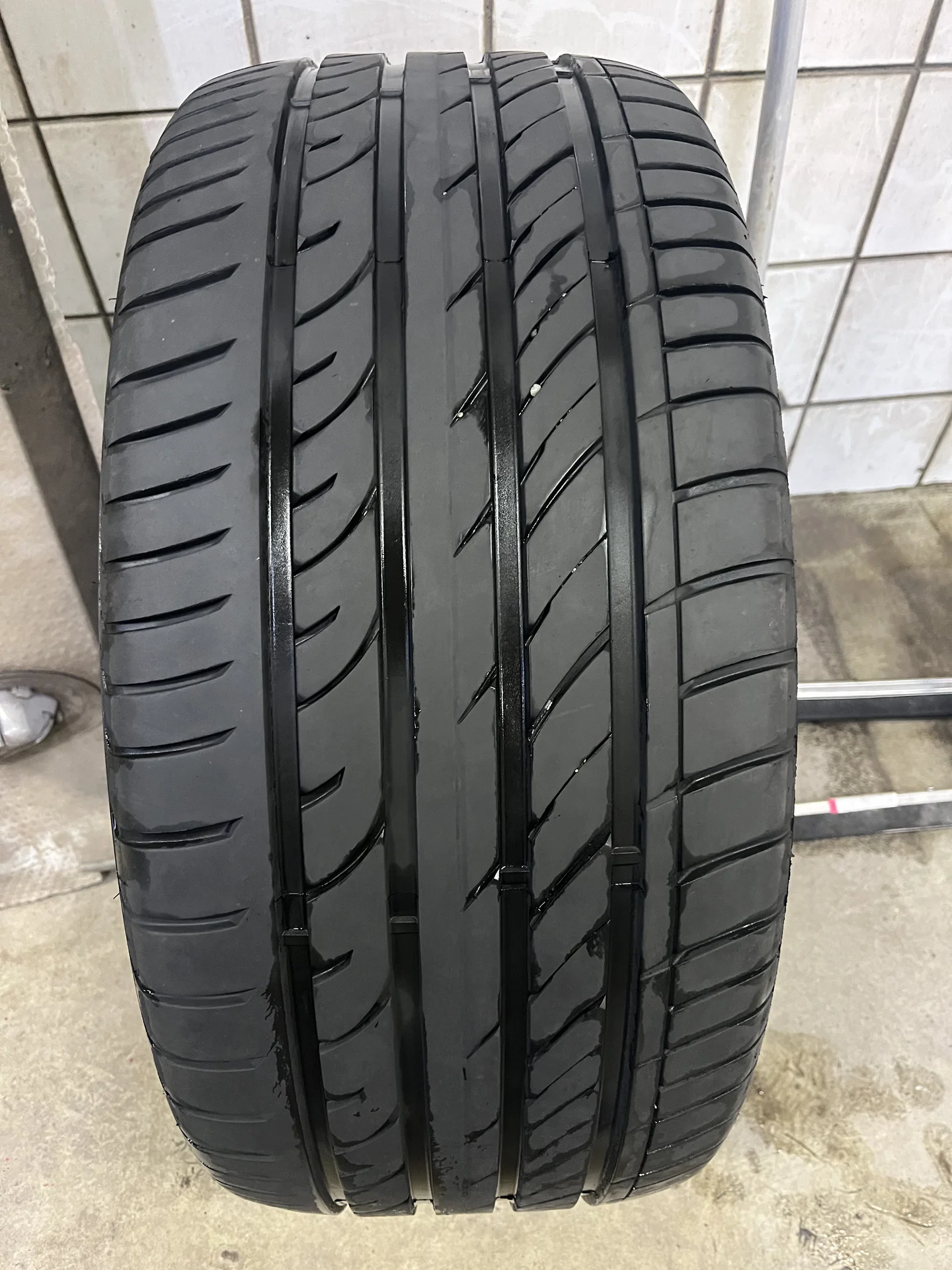 Одна покрышка 295 40 r21 - изображение 1