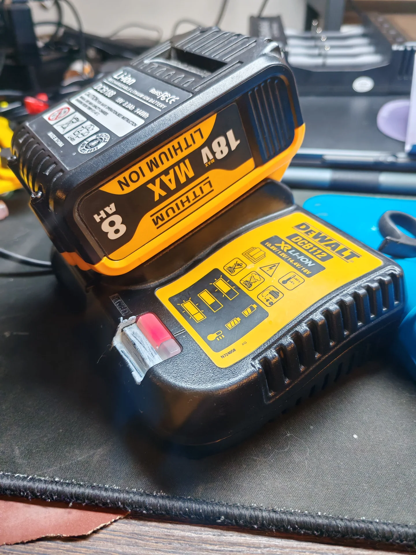 Аккамулятор DeWalt 20в 6Ач - изображение 1