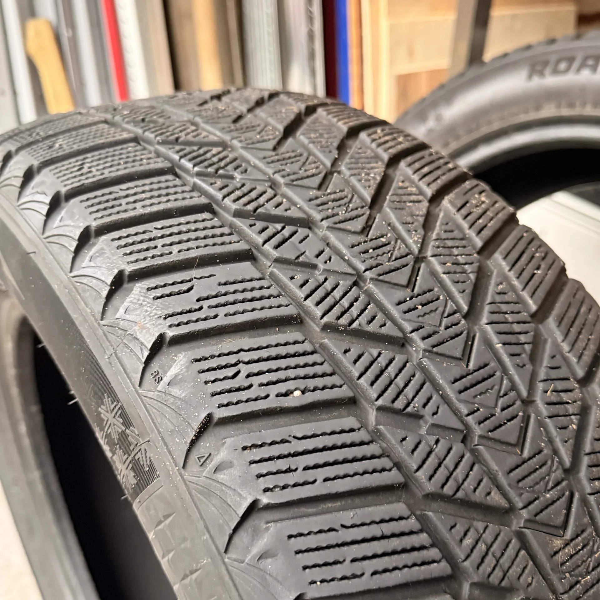 Зимняя резина Roadstone Winguard Ice plus R17 - миниатюра 6
