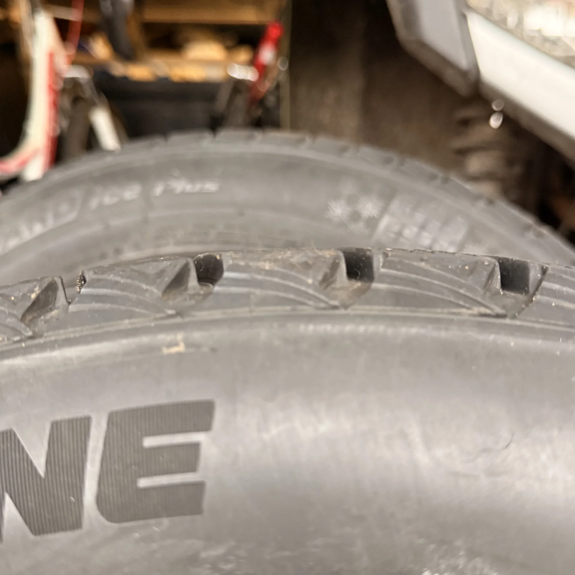 Зимняя резина Roadstone Winguard Ice plus R17 - миниатюра 7