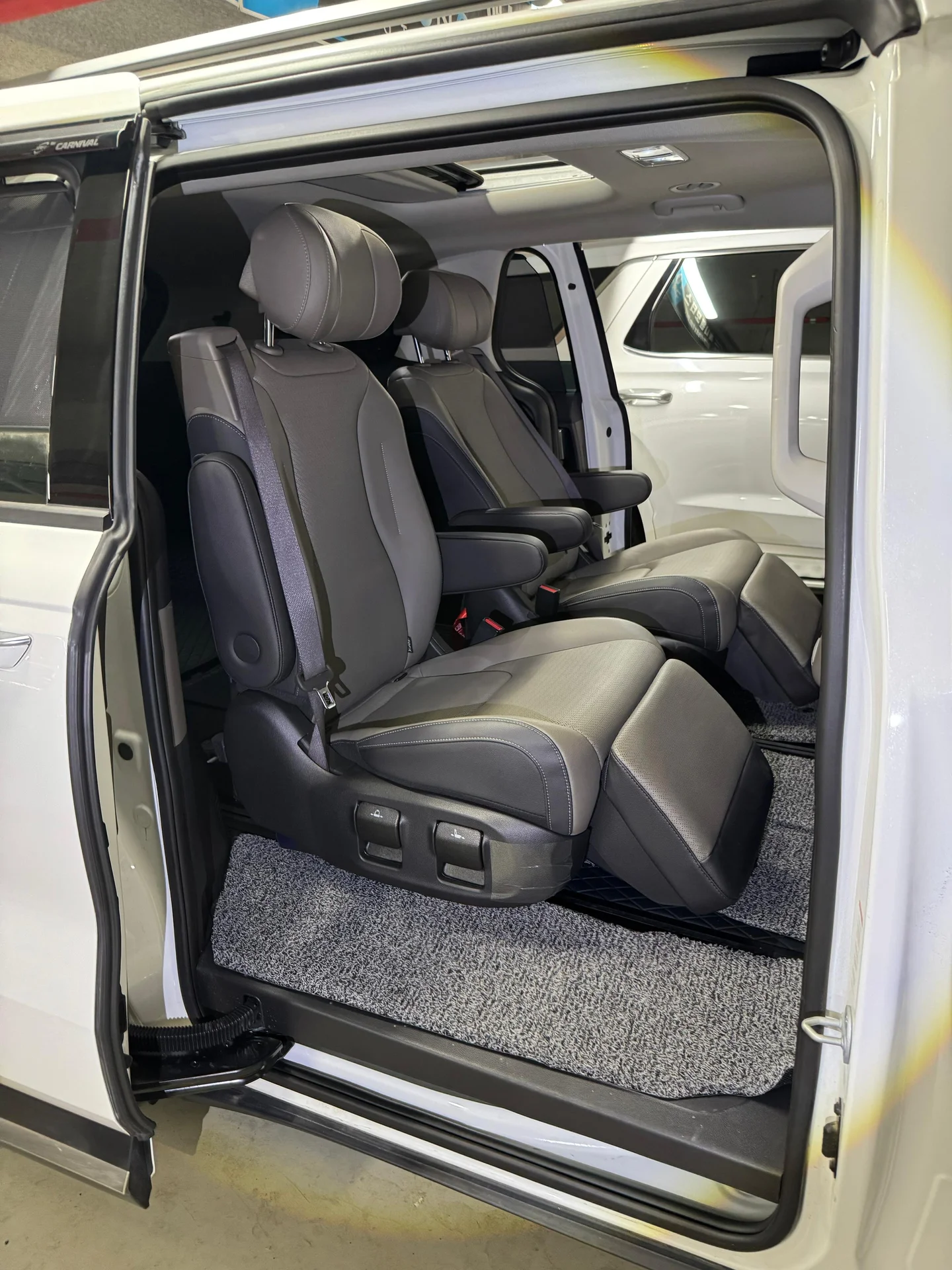 Kia Karnival 2.2d 2024 7 мест, с люками. - миниатюра 6