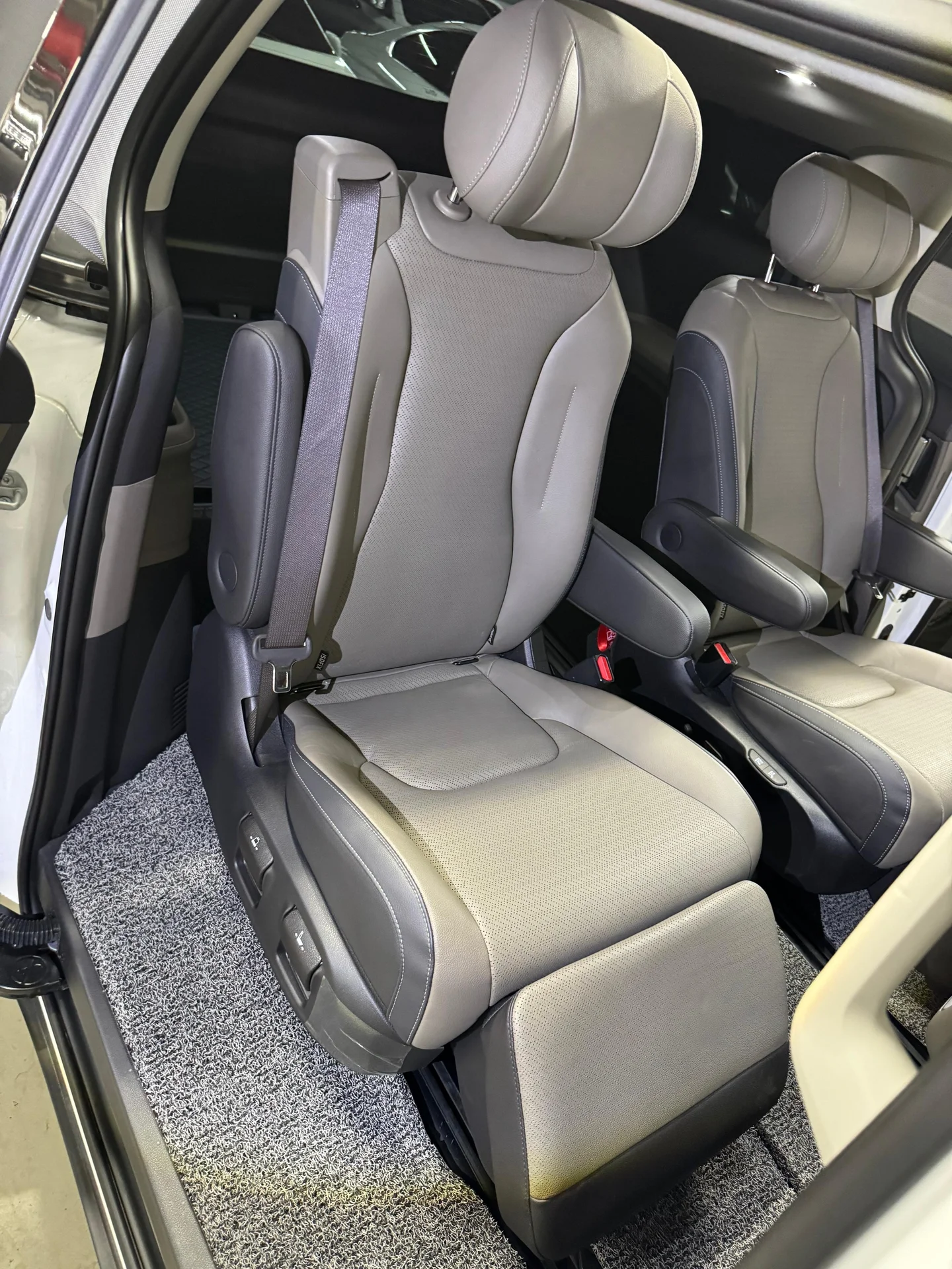 Kia Karnival 2.2d 2024 7 мест, с люками. - миниатюра 17