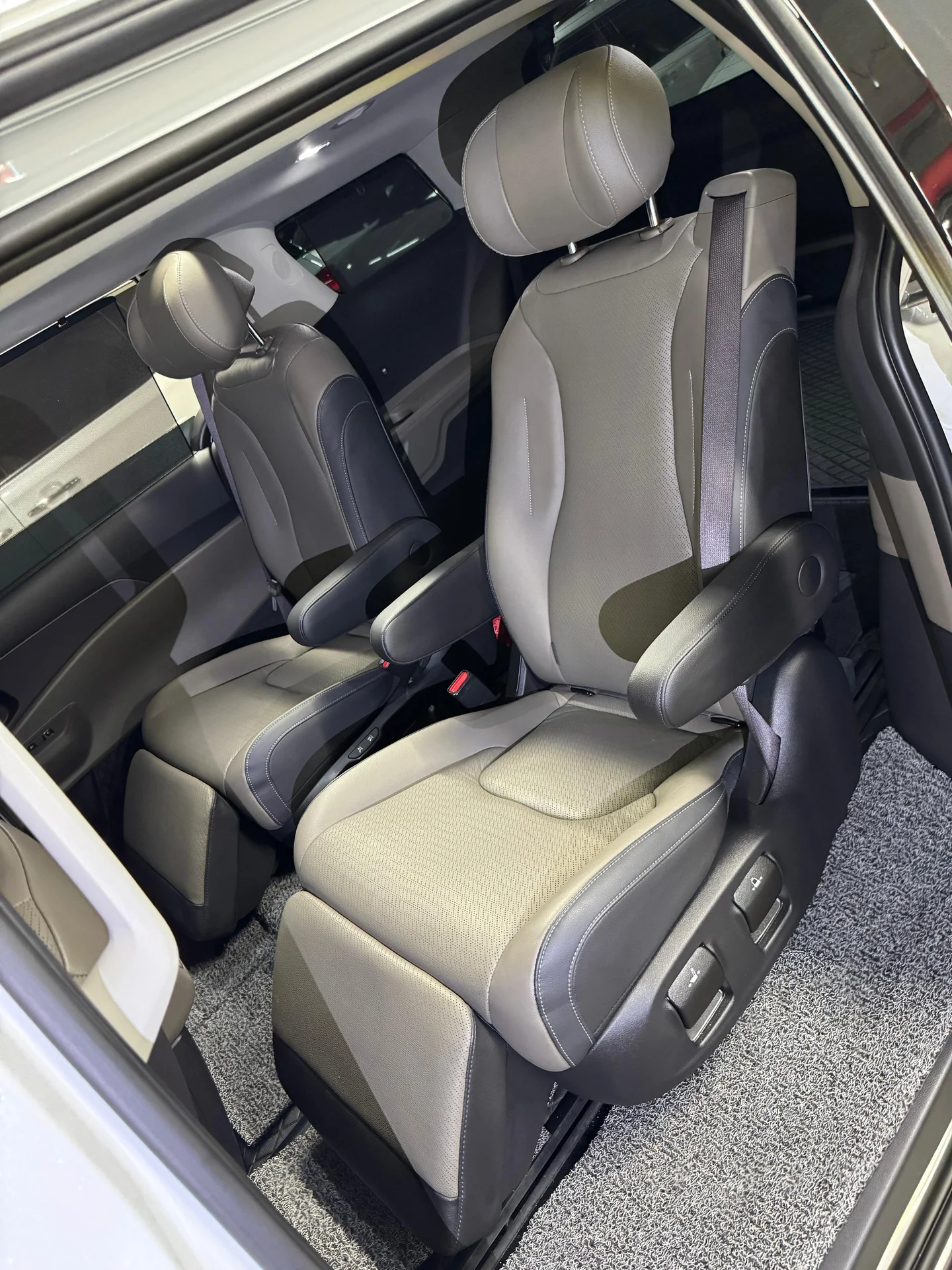 Kia Karnival 2.2d 2024 7 мест, с люками. - миниатюра 19