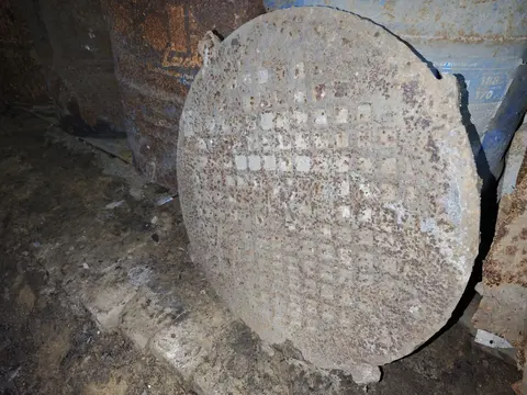 Крышка люка чугунная советская тяжелая