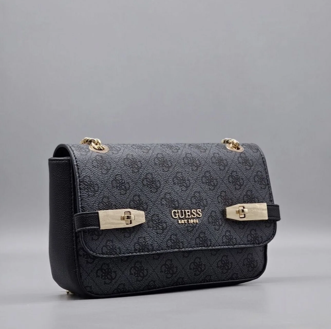 Сумка Guess кросс-боди на цепочке - изображение 1