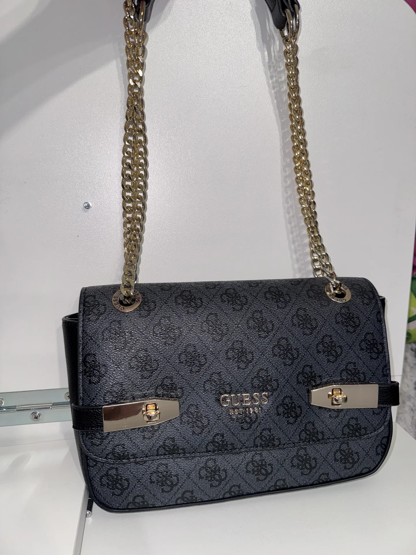 Сумка Guess кросс-боди на цепочке - миниатюра 2