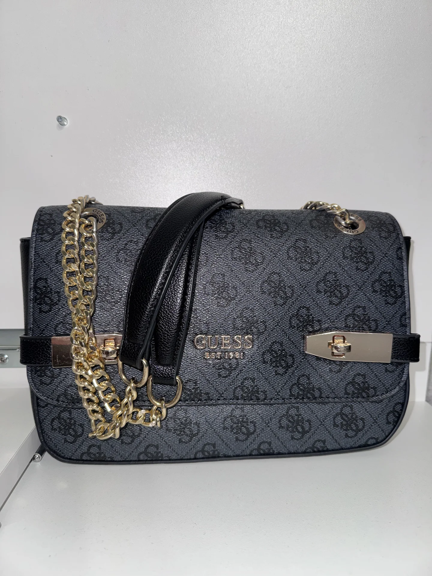 Сумка Guess кросс-боди на цепочке - миниатюра 3