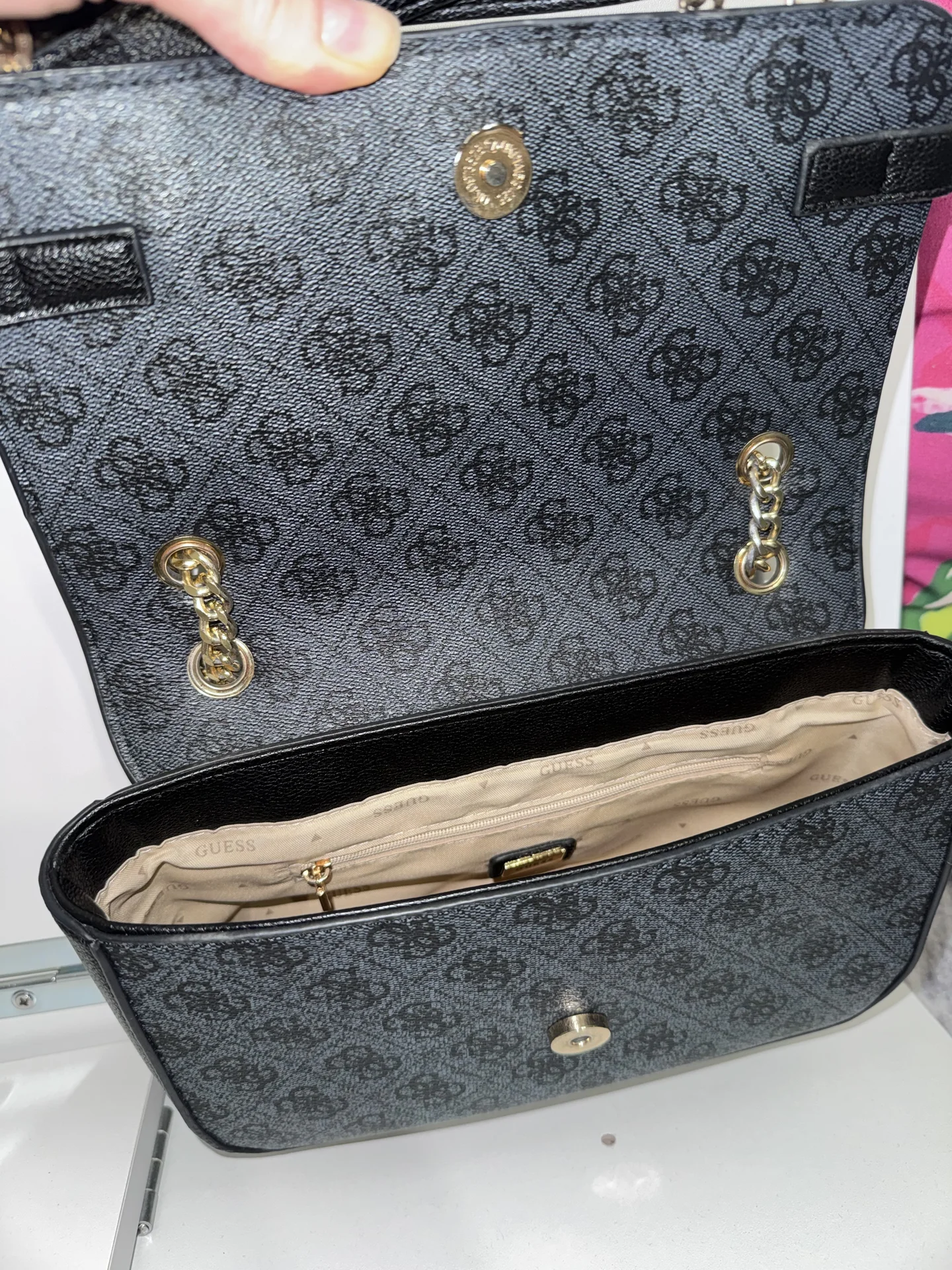 Сумка Guess кросс-боди на цепочке - миниатюра 4