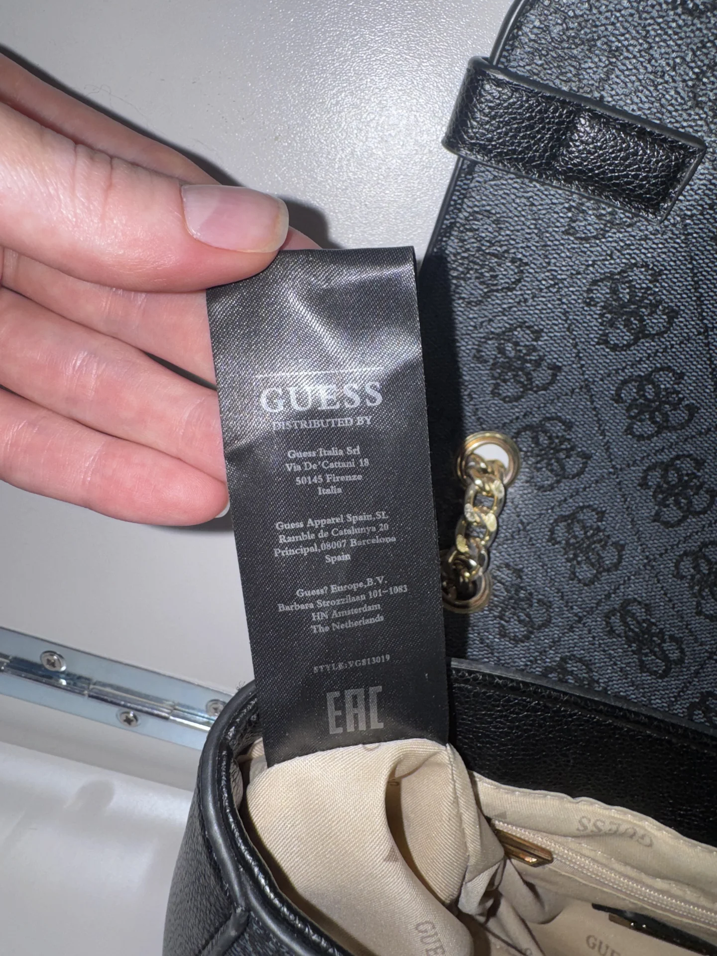 Сумка Guess кросс-боди на цепочке - миниатюра 7