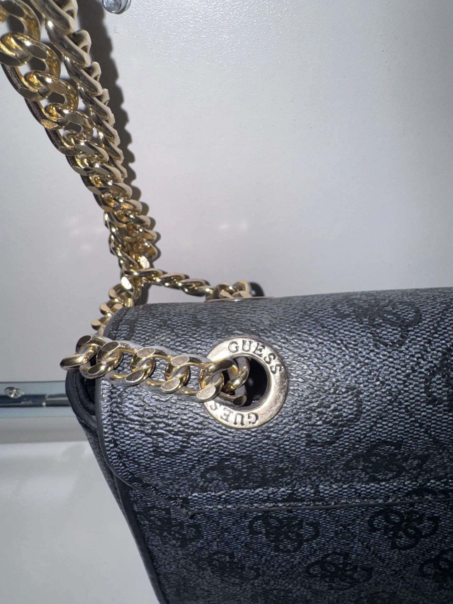 Сумка Guess кросс-боди на цепочке - миниатюра 10