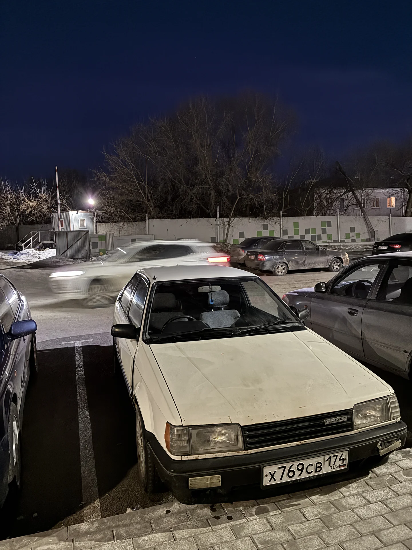 Автомобиль Mazda family - миниатюра 2