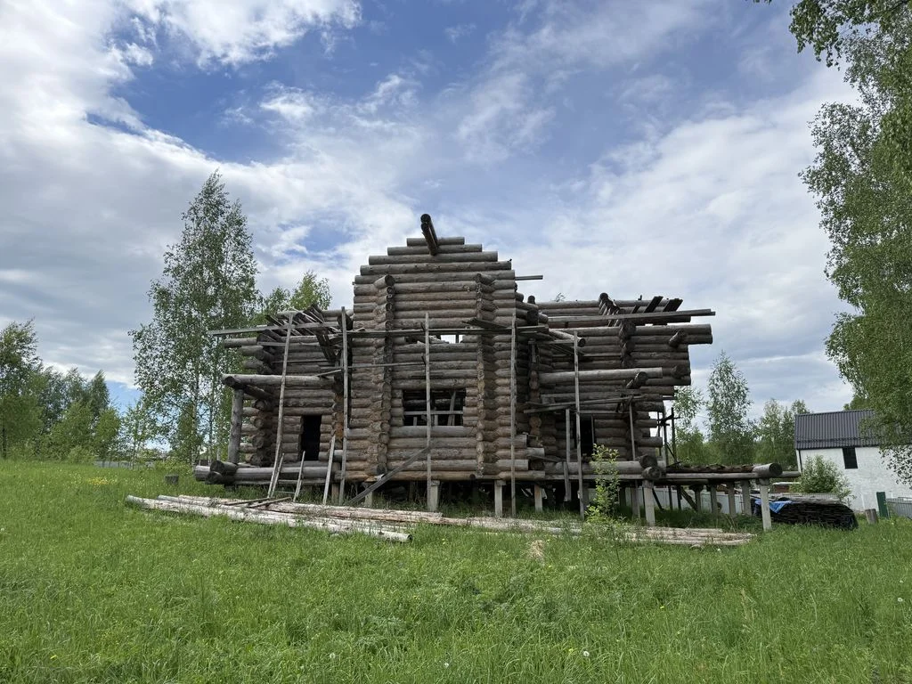 Продам Жилой дом в окружении леса с большим участком - изображение 1
