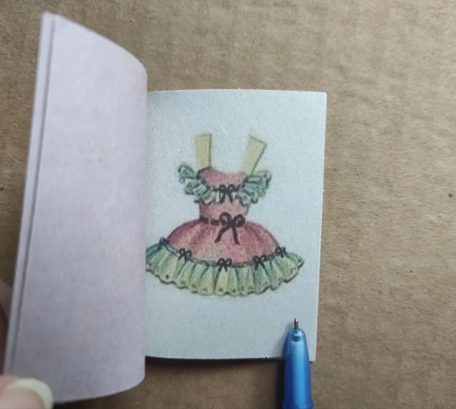 Миниатюрная книжечка Бумажная кукла - миниатюра 3