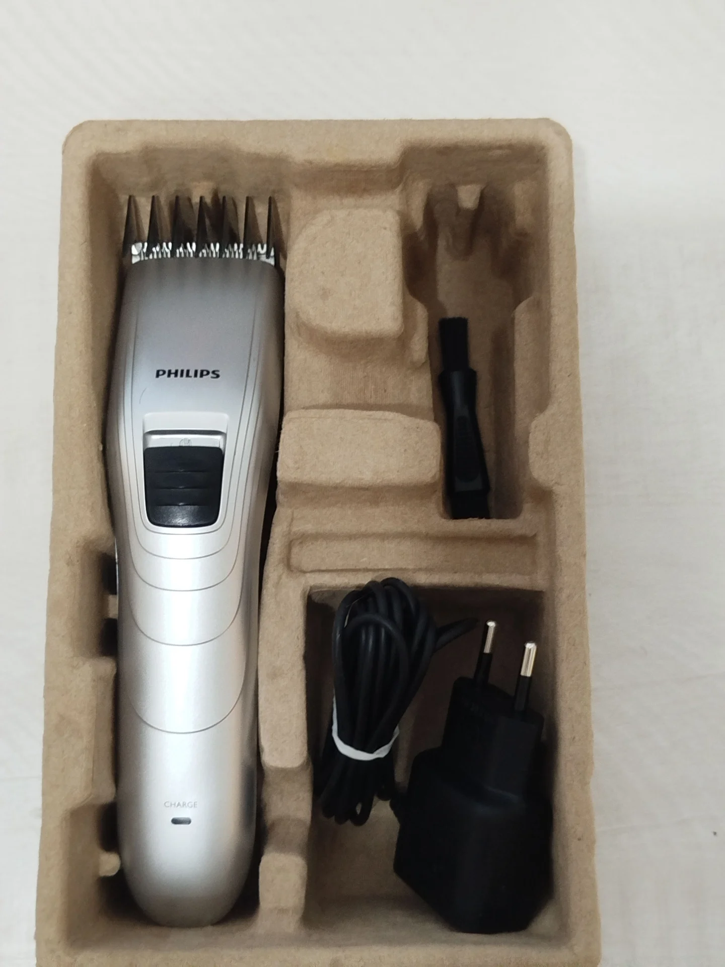 Аккумуляторная машинка для стрижки Philips - миниатюра 4