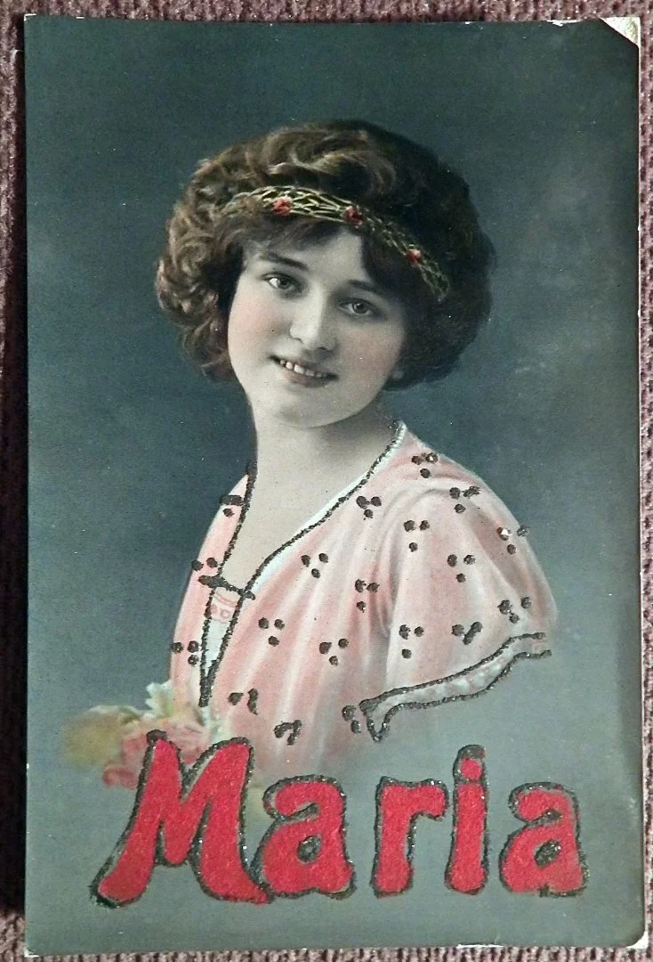 Антикварная открытка. Мария. Девушка. Порошковое покрытие надписи. Блестки