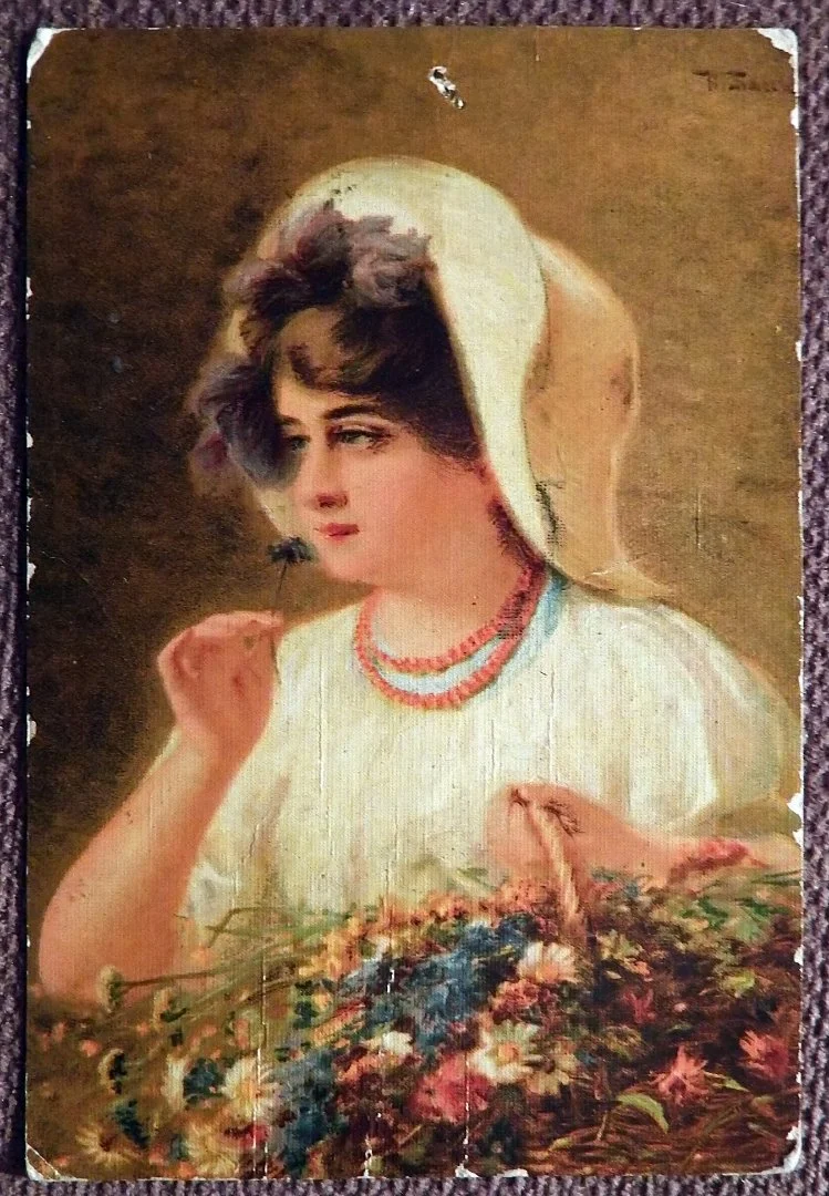 Антикварная открытка. Цветочница. Девушка с корзиной цветов. Зингер - изображение 1