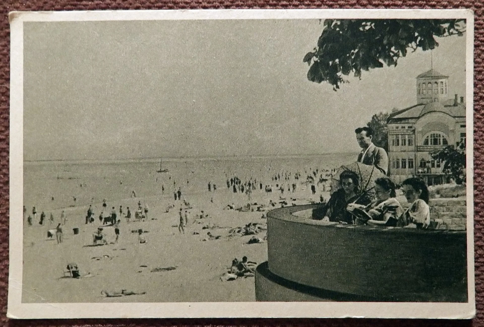 Открытка. Рижское взморье. Пляж в Майори. Латвия. 1940-50-е годы - изображение 1