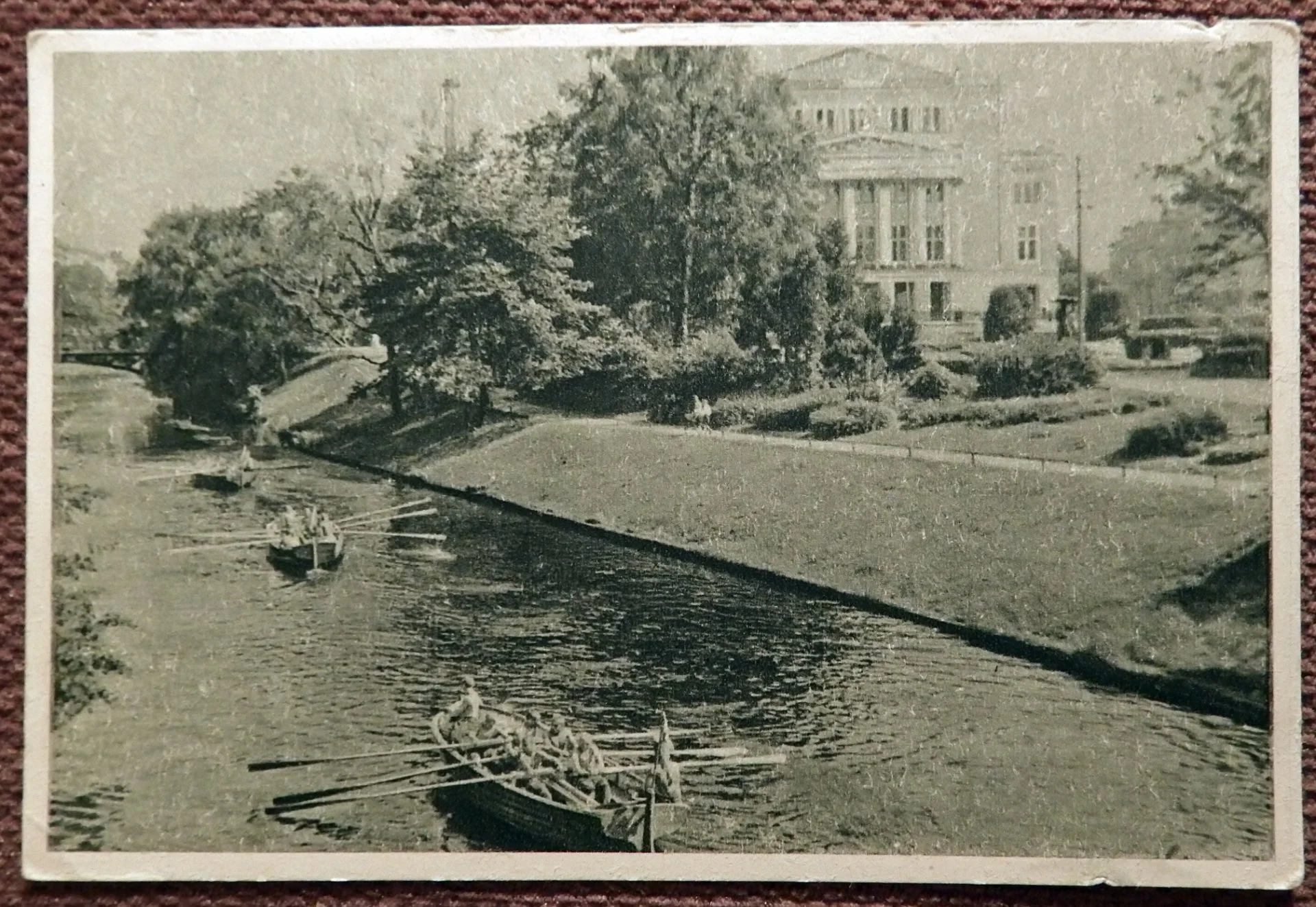 Открытка. Рига. На городском канале у Театра оперы и балета. Латвия. 1940-50-е годы - изображение 1