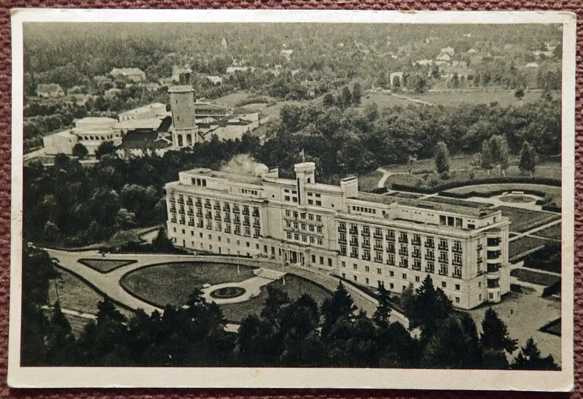 Открытка. Кемери. Юрмала. Общий вид санатория. Латвия. 1940-50-е годы - изображение 1