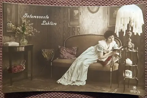 Антикварная открытка. За чтением книги. Девушка