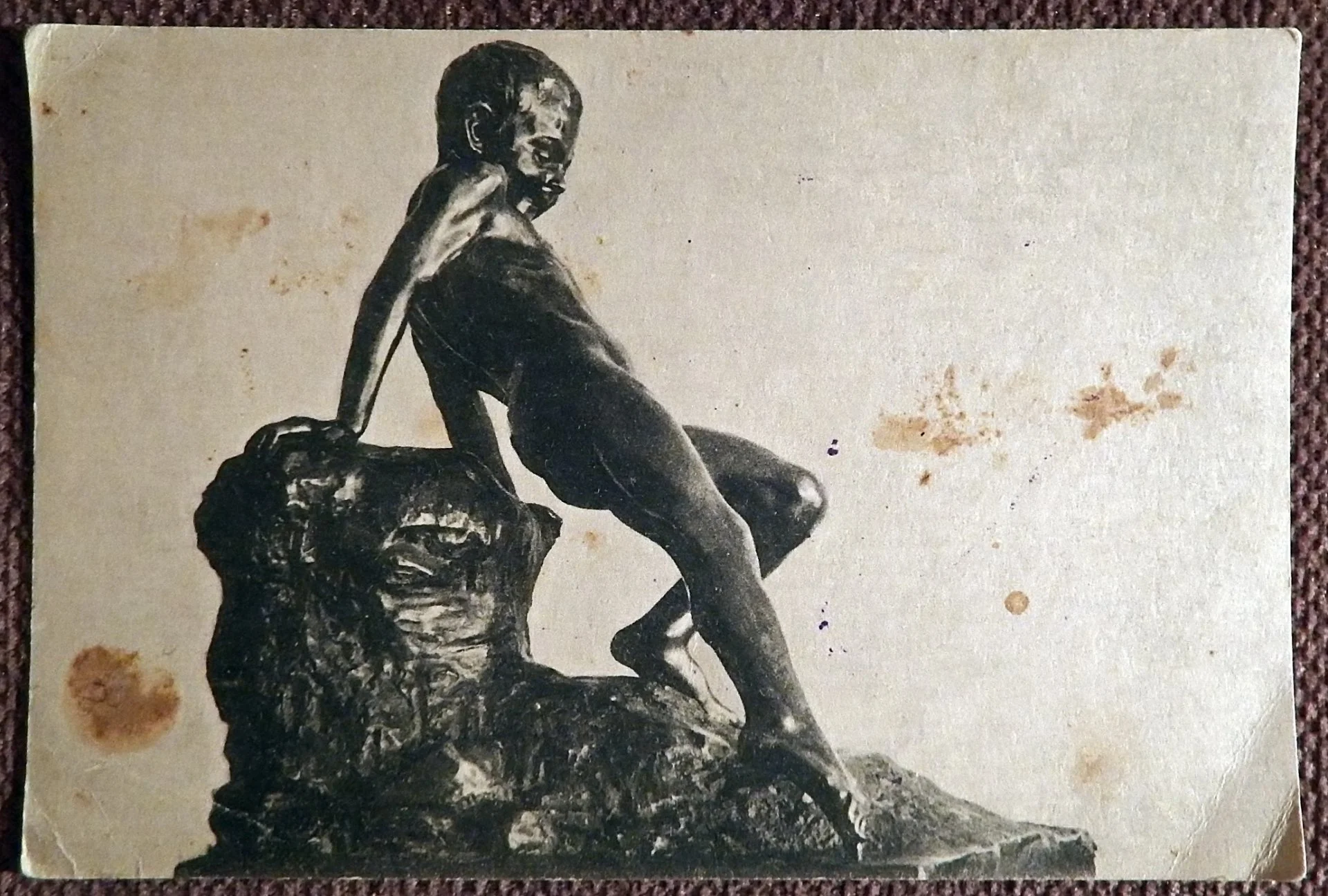 Открытка. Гинцбург. Мальчик, собирающийся купаться. Скульптура. 1949 год - изображение 1