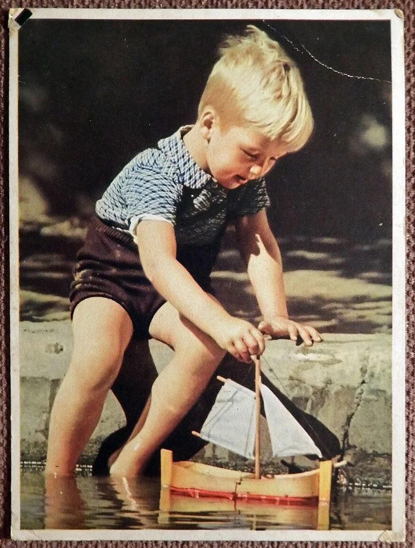 Открытка. Мальчик с корабликом. Дети. 1950-е годы - изображение 1