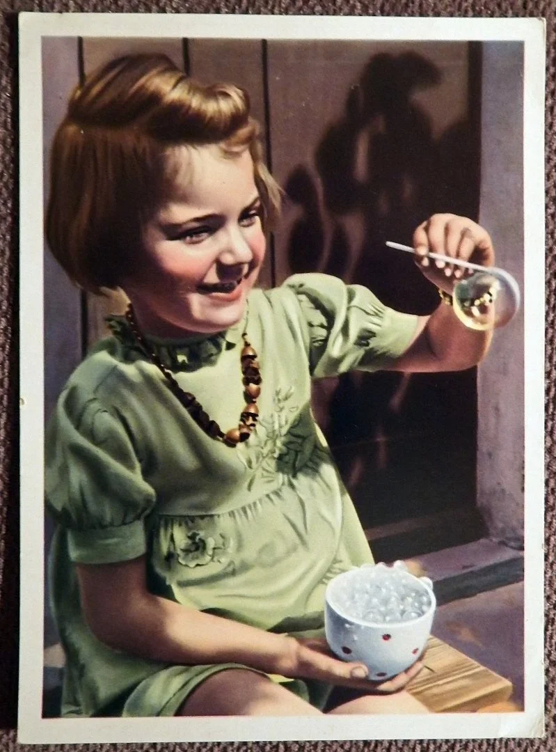 Открытка. Девочка с мыльными пузырями. Дети. Германия. 1930-е годы - изображение 1