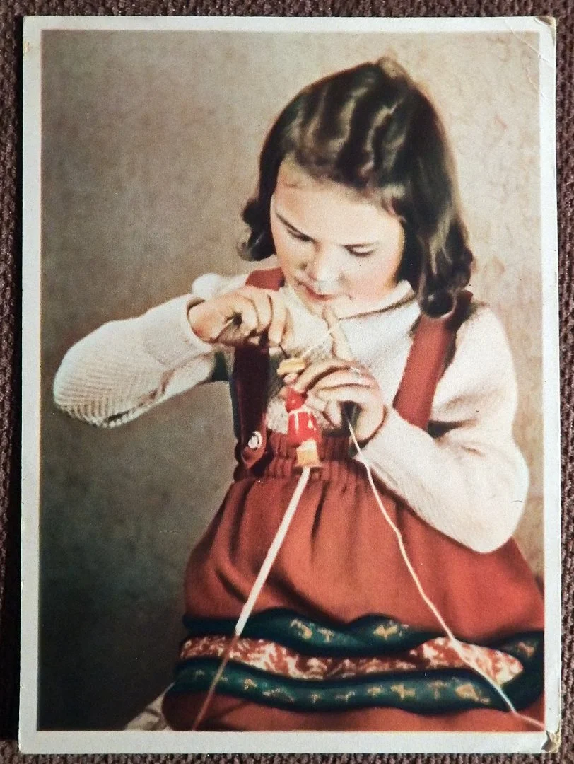 Открытка. Рукодельница. Девочка. Дети. Германия. 1930-е годы - изображение 1