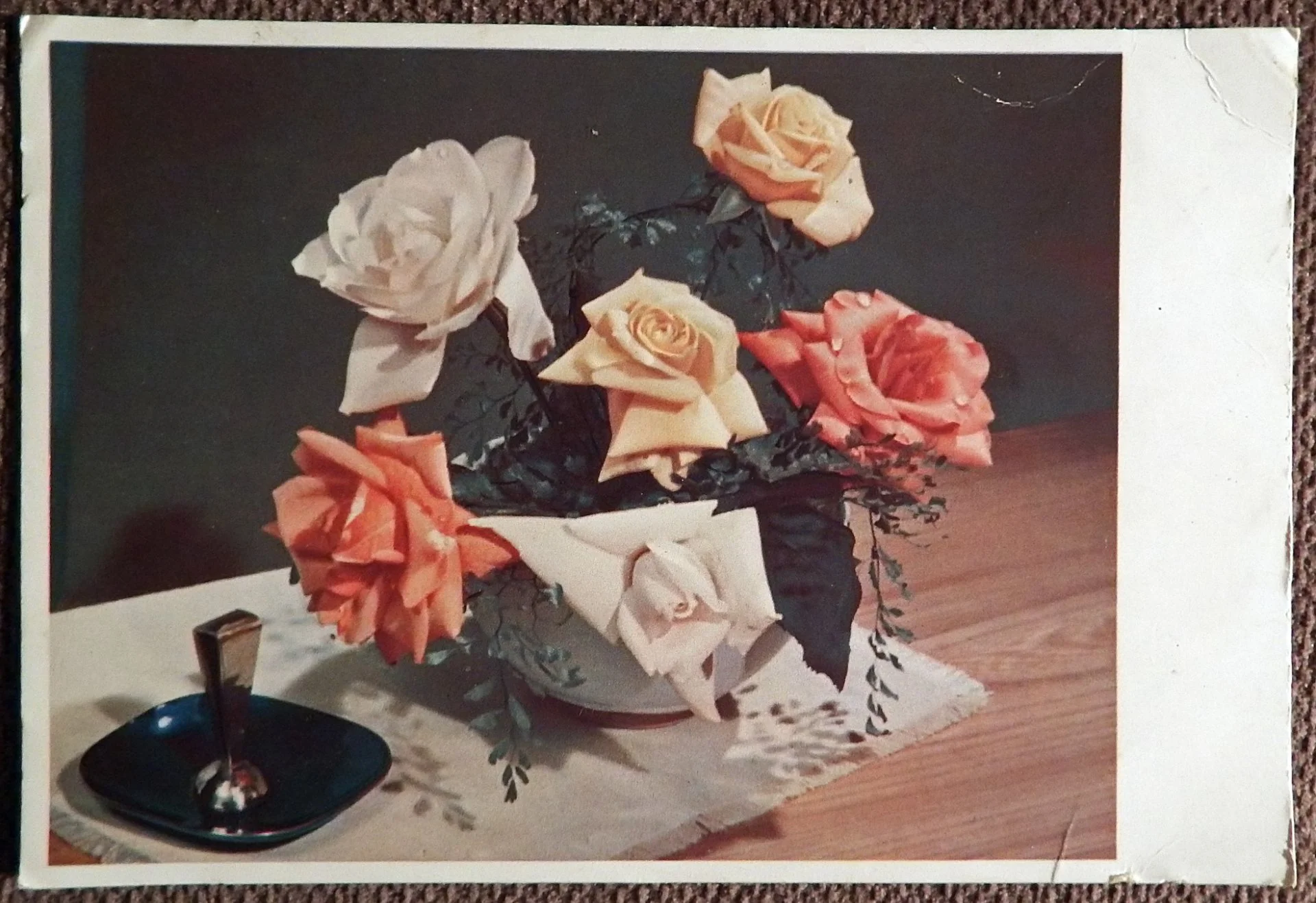 Открытка. Розы в вазе. Цветы. ГДР. 1950-е годы - изображение 1
