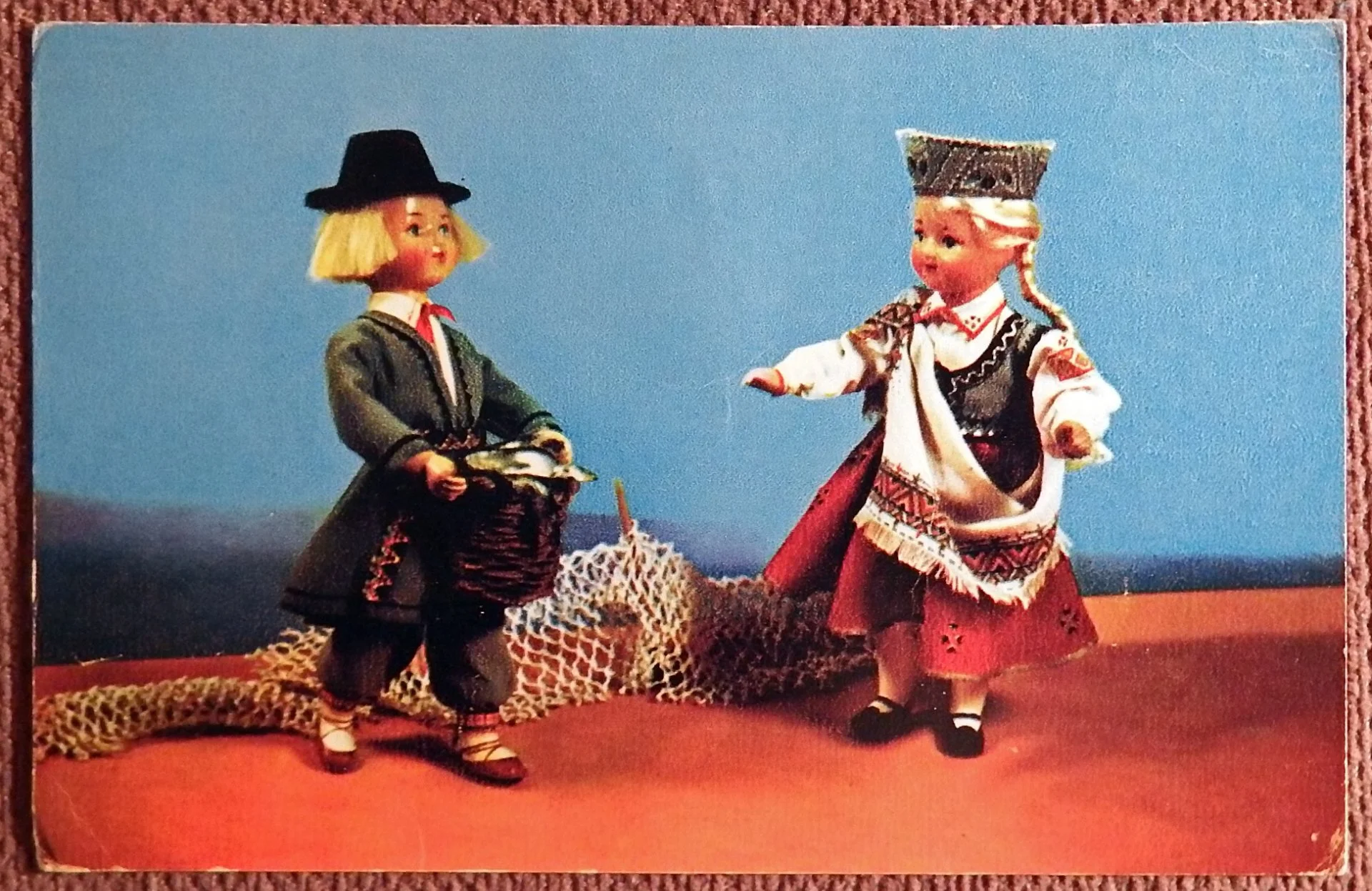 Открытка. Борисова, Аскинази. Богатый улов. Куклы в латвийских национальных костюмах. 1967 год - изображение 1