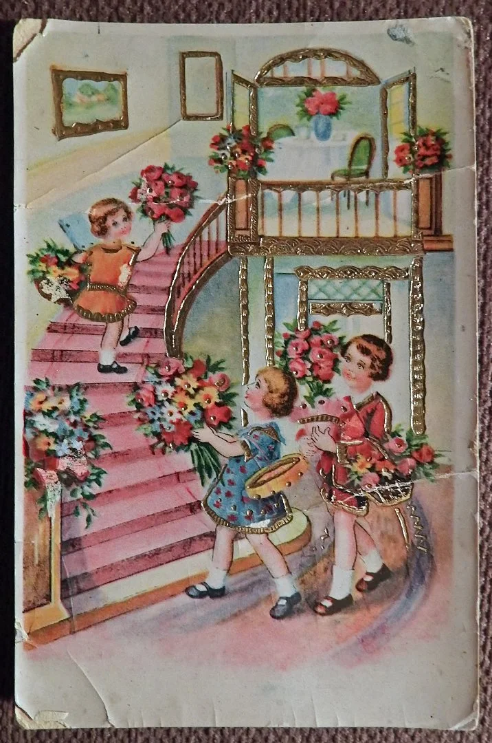 Антикварная открытка. Поздравляем. Дети. Цветы. Лак. Золочение - изображение 1