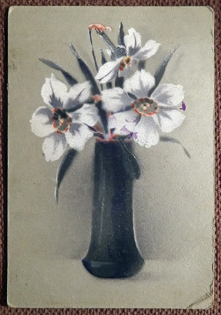 Открытка. Нарциссы в вазе. Цветы. 1930-е годы - изображение 1
